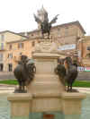 Fontana_dei_Galli_Loreto_2.jpg (34297 byte)